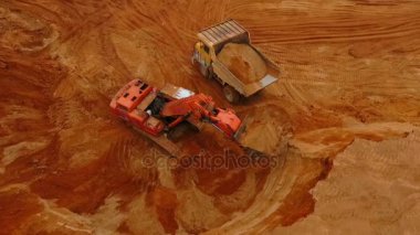 Madencilik sektörü. Madencilik Ekskavatör Damper kamyon yükleme. Madencilik makine