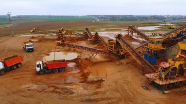 Kum üzerinde çalışan araştırma konveyör yukarıda benim görüntüleyin. Madencilik ekipmanları