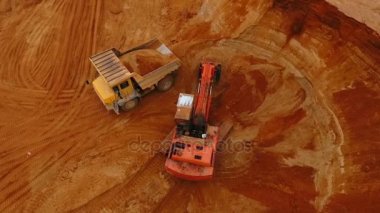 Ekskavatör kum ocağında incelemesi kamyon yükleme. Kum madencilik sektörü