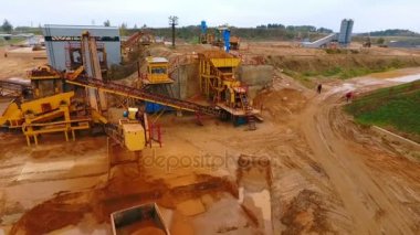 Gökyüzü görünümü madenciliği konveyör kum sıralama. Taş ocağında madencilik ekipmanları