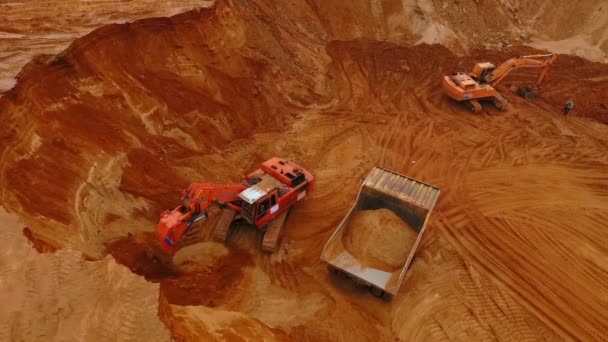 Vue de dessus de l'équipement minier travaillant à la mine de sable. Travaux de sable — Video