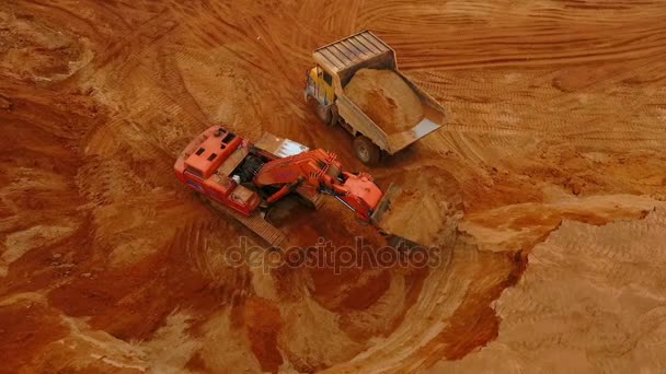 Mining industry. mining excavator loading dumper truck. Mining machinery — Stock Video