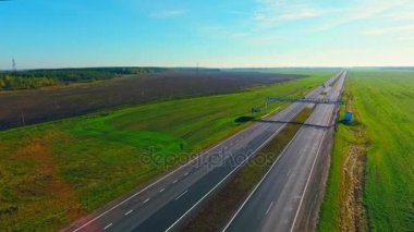 Havadan görünümü araçların otoyol yolda binmek. Araba sürüş yolda. Otoban yol