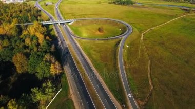 Drone görünümü araçların trafik karayolu üzerinde. Yol kavşağı. Yol daire