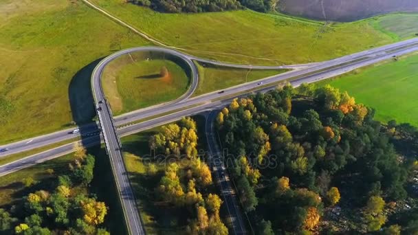 Vue de dessus voitures conduisant sur la jonction de la route. Routes d'intersection. Franchissement routier 