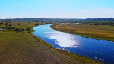 Hava nehir manzara. Güzel nehir havadan görünümü. Nehir doğa manzara