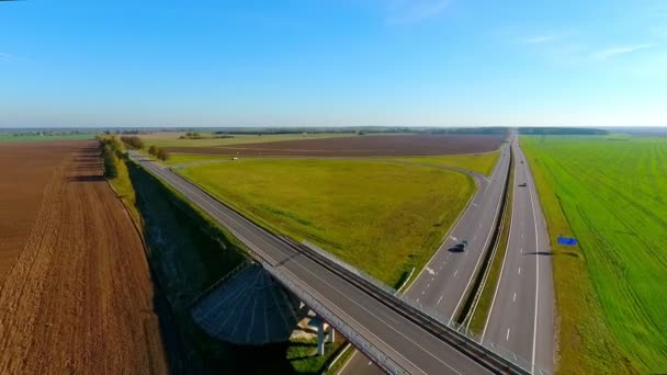 Vue du pont au-dessus de l'autoroute. Voitures et camions circulant sur l'autoroute 
