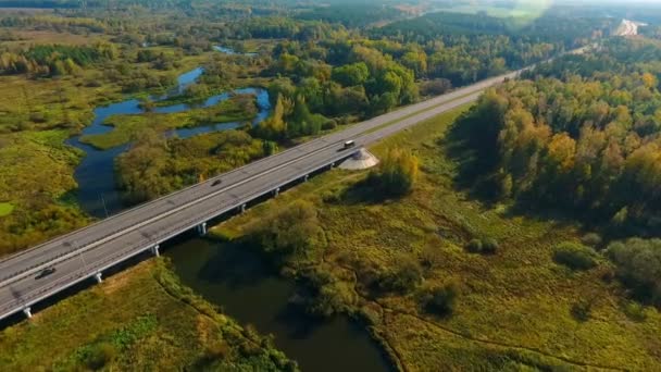 Sky view vozů jedoucích podél mostu. Auto, pohybující se na mostě přes řeku — Stock video