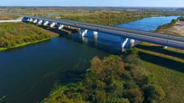 Yol köprü nehir. Su üzerinde Otoban yol ve araba köprü görünümünü dron