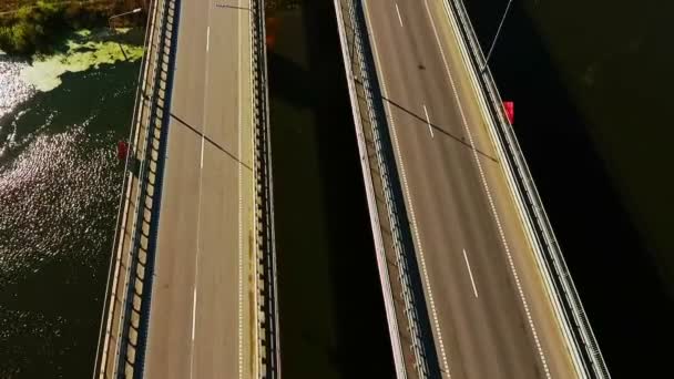 Auto brug over de rivier. Drone weergave van snelweg brug boven rivier — Stockvideo