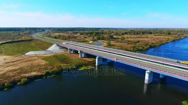 Letecký krajinu dálnice silnice přes řeku. Vysoké zobrazení na šířku silnice řeka — Stock video