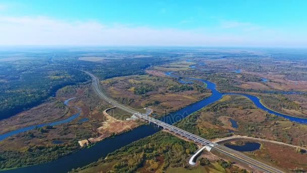 Vue aérienne du pont sur la rivière et la route nationale. Pont routier sur l'eau 