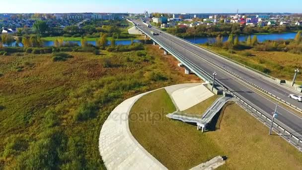 Estrada de estrada na paisagem da cidade. Vista paisagem rodoviária urbana — Vídeo de Stock