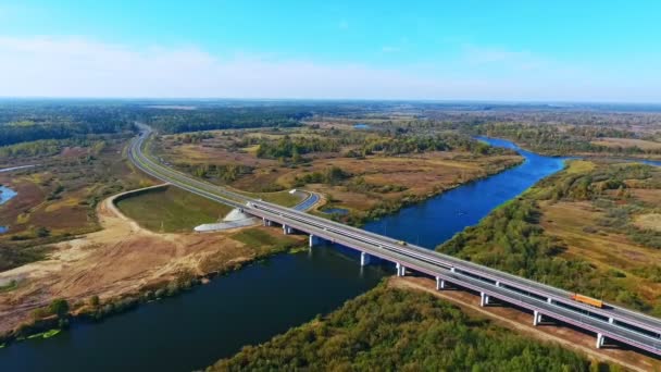 Ptačí pohled na silnici highway přes řeku. Letecký pohled na silniční most přes vodu — Stock video