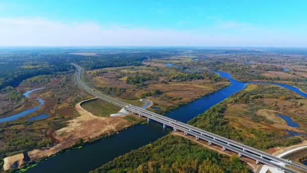 Ponte rodoviária sobre o rio. Vista aérea da ponte rodoviária sobre a água . — Vídeo de Stock