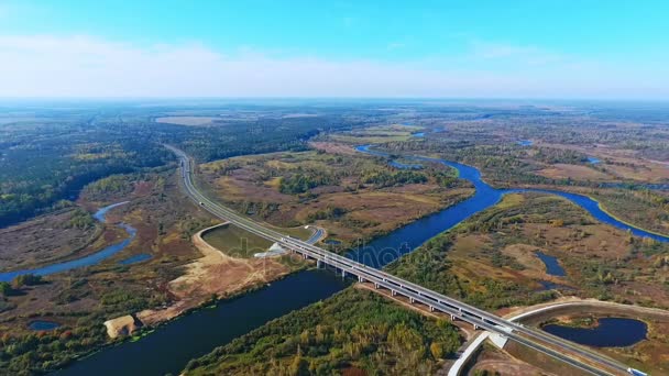 Paesaggio aereo della strada statale sul fiume. Vista aerea del ponte stradale — Video Stock