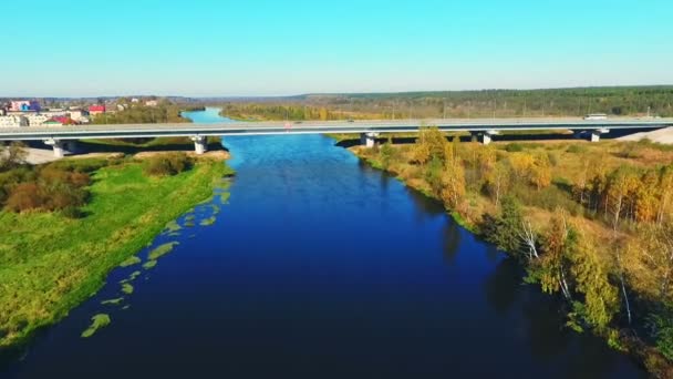 Pont fluvial vue aérienne. Paysage autoroute route au-dessus de la rivière — Video