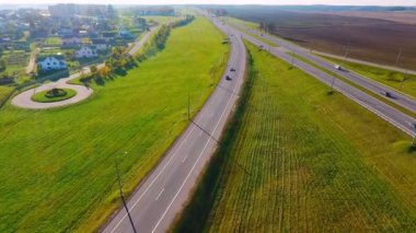 City road havadan görünümü. Otomobil trafik Otoban yolu üzerinde. Havadan görünümü araba yolu