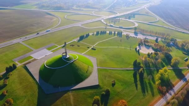 Historisch monument op de doorsnede van de snelweg. Monumenten van de stad luchtfoto landschap — Stockvideo