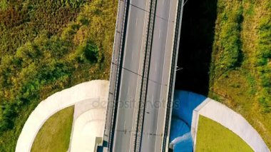 Yeşil alana havadan görünümü Otoban yol. Banliyö yolda araba otomobiller