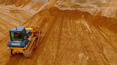 Paletli buldozer kum benim ayakta. Kum ocağında inşaat makinaları