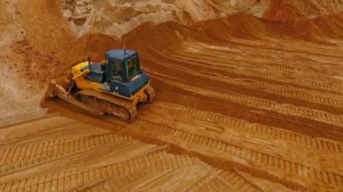 Paletli buldozer eser kum ocağı bulunmaktadır. Madencilik makine. İnşaat Sanayi