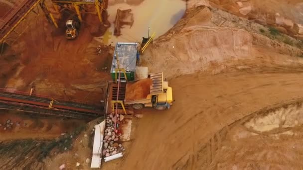 Bergbaulastwagen, die Sand transportieren. Bergbau. Industrie aus der Luft — Stockvideo