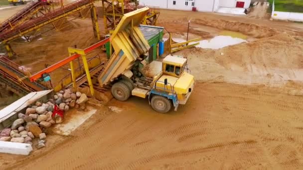 Camião basculante a despejar areia no transportador. Processo de triagem de areia no transportador de mineração — Vídeo de Stock