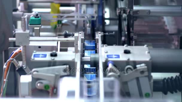 Verpackungslinie in der Pharmafabrik. Medikamente auf Verpackungsmaschinen — Stockvideo