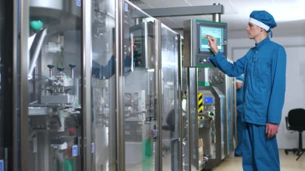 Pracownik fabryki obsługiwać ekran sterowania. Farmaceuta za pomocą panelu dotykowego — Wideo stockowe
