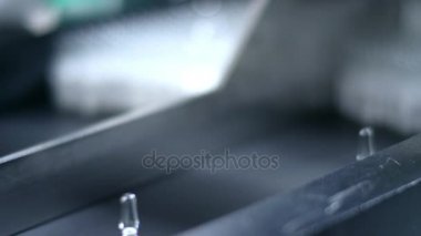 Tıbbi şişeleri imalat hattı. Üretim hattında tıbbi ampul