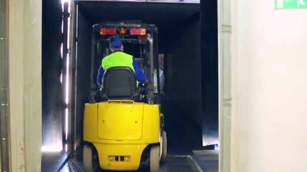 Forklift süt fabrikası depoda taşır. Süt teslim — Stok video