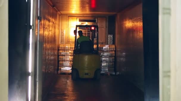 Wózek widłowy ciężarówka wysyłki zapakowane z butelki mleka. Przemysł mleczarski. Dostawy mleka — Wideo stockowe