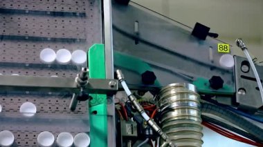 Üretim hattı plastik kapaklar. Modern fabrika üretim süreci
