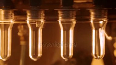 Plastik şişe üretim hattında. Plastik şişeler üfleme önce