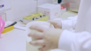 Süt kalite kontrol laboratuvarında. Süt ve süt ürünleri kalite kontrolü