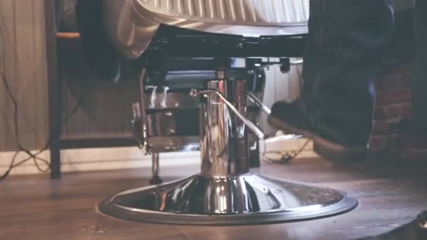 Vintage barber chair. Metal pedal on hairdresser chair. Barbershop chair — Stock Video