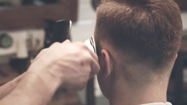 Male haircut. Male hairstyle. Barber cutting hair with hairtrimmer — Stock Video