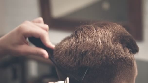 Männlicher Friseur schneidet Haare. männlicher Haarschnitt. Mann Haarpflege. Haare schneiden — Stockvideo