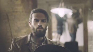 Gülümseyen adam sakal yüz. Sakallı yakışıklı deri kahverengi ceketli