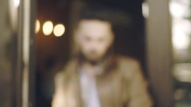 Sakallı adam portresi. Şık adam gözlüklü. Erkek güneş gözlüğü