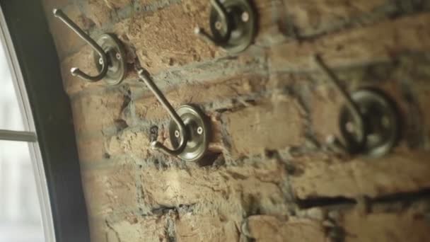 Crochet vintage sur mur de briques. Cintre de vêtements muraux style vintage — Video
