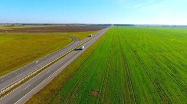 Üstten Görünüm karayolu trafik. Otoban manzaralı yukarıdan
