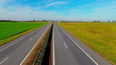 Üstten Görünüm araba sürüş düz bir yolda. Otoyol yolda taşıma arabaları