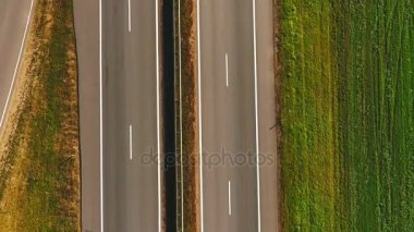 Araba trafik manzara otoyol. Üstten Görünüm araba yolu boyunca hareket