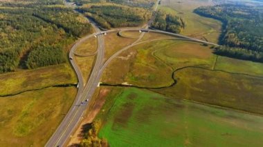 Drone görünümü yol kavşağı ülke yolda. Yol kavşağı üzerinde taşıma arabaları