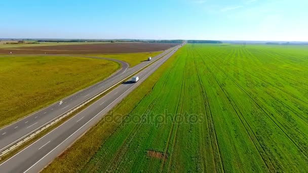 상위 뷰 고속도로로 교통입니다. 위에서 고속도로 풍경 보기 — 비디오