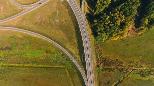 Vista aérea del cruce de carreteras. Coches que conducen en el cruce de carreteras — Vídeo de stock