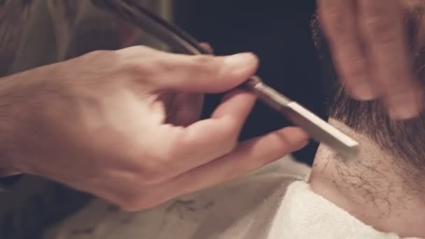 Rasiermesser. Nassrasur. Männerfrisur. Friseur mit Haarschnitt — Stockvideo