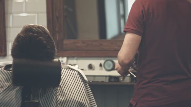 Barper bereitet die Arbeit vor. Friseursalon. Rasiermesser. Barbiermesser — Stockvideo